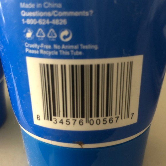 Blue Facial Scrub with Vitamin E - Picture 5 of 7